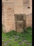 02786 ostia - regio v - insula vi - edificio (v,vi,2) - 1. raum von norden - nordwestecke - detail - 01-2024.jpg